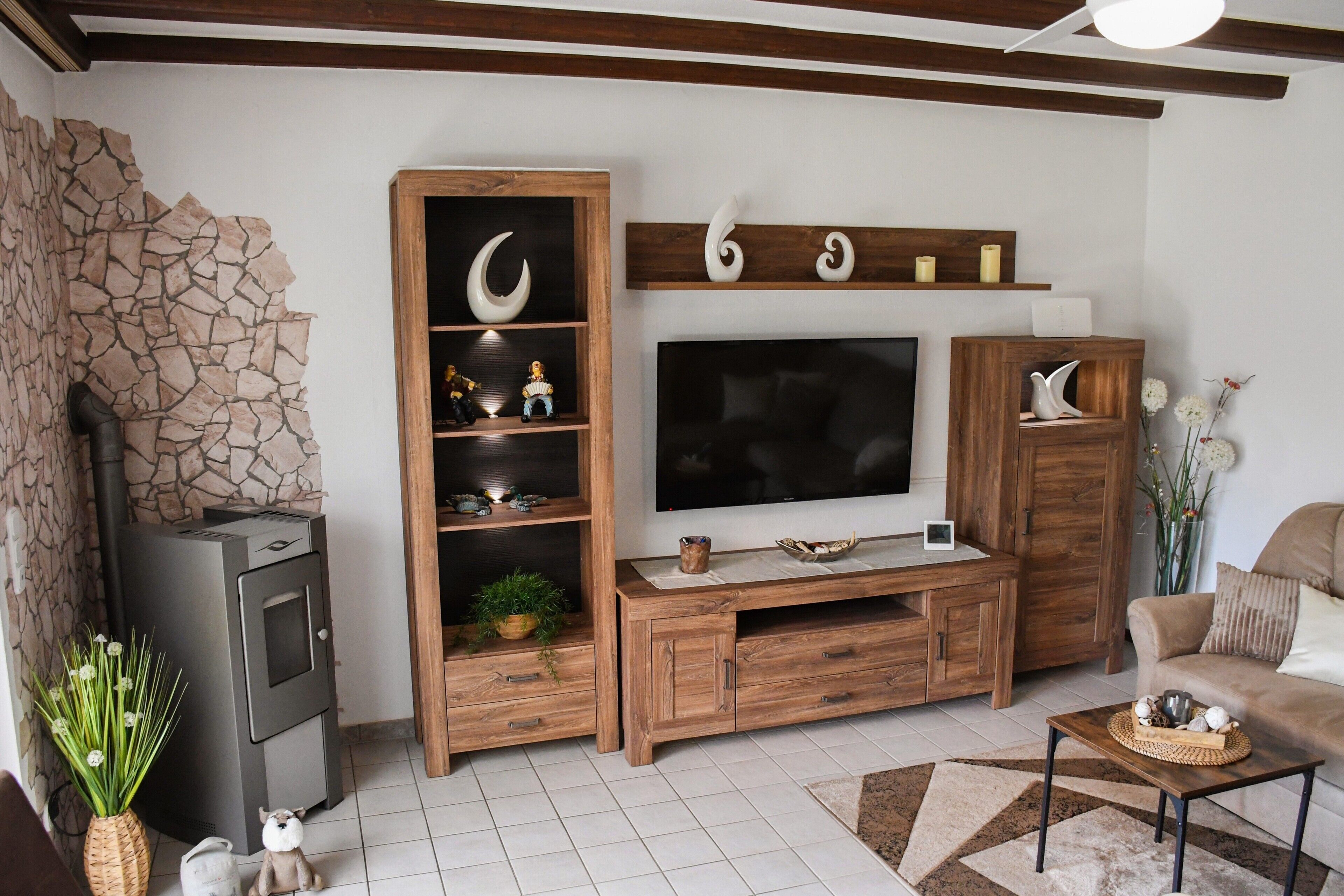 Een televisie en een open haard