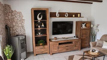Een televisie en een open haard