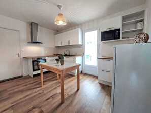 Fridge, microwave, oven, dishwasher - Plage, port et commerces à 2 pas by Interhome (La Turballe)