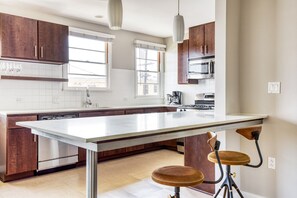 Réfrigérateur, micro-ondes, four, lave-vaisselle