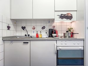 Kühlschrank, Ofen, Kochgeschirr/Geschirr/Besteck