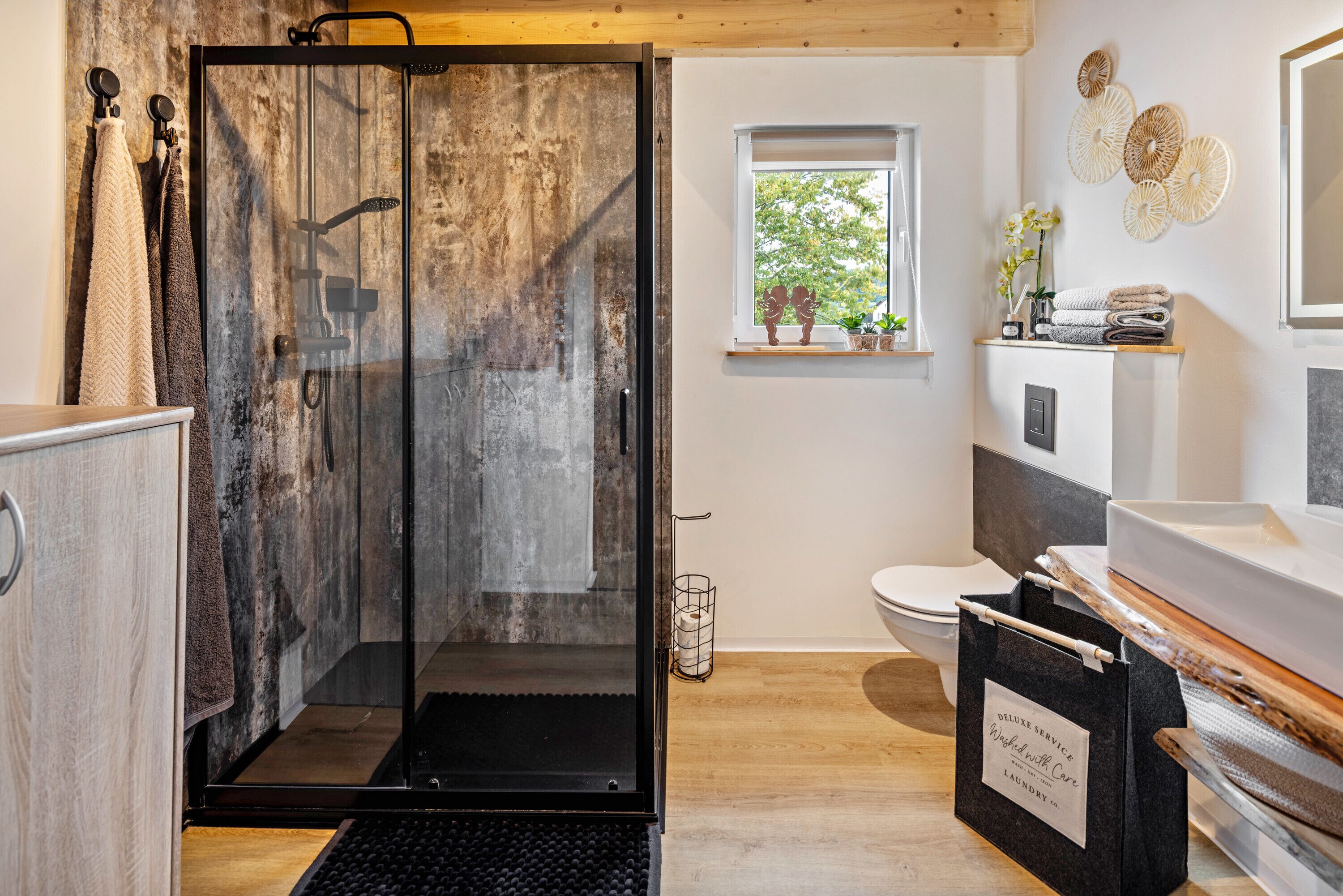 Regadera, secadora de cabello, toallas 