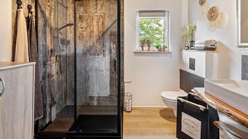 Regadera, secadora de cabello, toallas