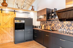 Réfrigérateur, un four, surface de cuisson, lave-vaisselle