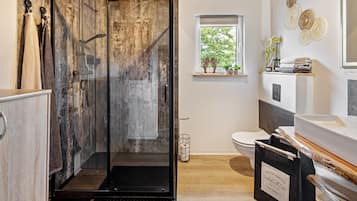 Suihku, hiustenkuivaaja, pyyhkeet