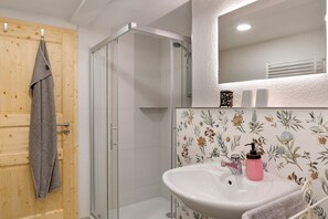 Douche, séchoir à cheveux, serviettes fournies