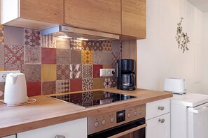 Frigorifero, forno, piano cottura, lavastoviglie