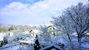 A snow-covered landscape with houses and trees. - Apartment 'Familie Graml' with Stunning Views, Large Garden with BBQ and Swing (Hauzenberg)