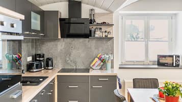 Kühlschrank, Mikrowelle, Ofen, Herdplatte