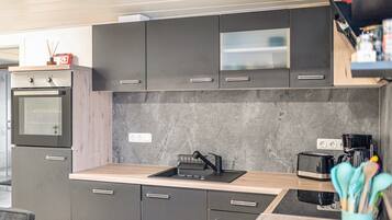 Kjøleskap, mikrobølgeovn, ovn og kokeplater