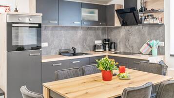 Geladeira, micro-ondas, fogão, cooktop