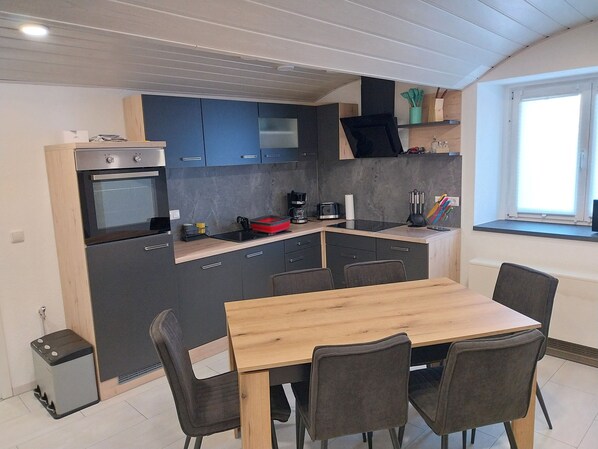 Fridge, microwave, oven, stovetop - Apartment 'Monteurwohnung Kotte' with Shared Terrace, Shared Garden and Wi-Fi (Thiendorf)