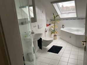 Suihku, hiustenkuivaaja, pyyhkeet