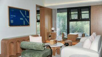 Studiosvit Premier | Vardagsrum | 50-tums LCD-tv med kabelkanaler och betalfilmer