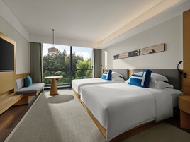 Habitación con 2 camas individuales, vistas a la montaña | Edredones de plumas y minibar (con algunos artículos gratuitos)