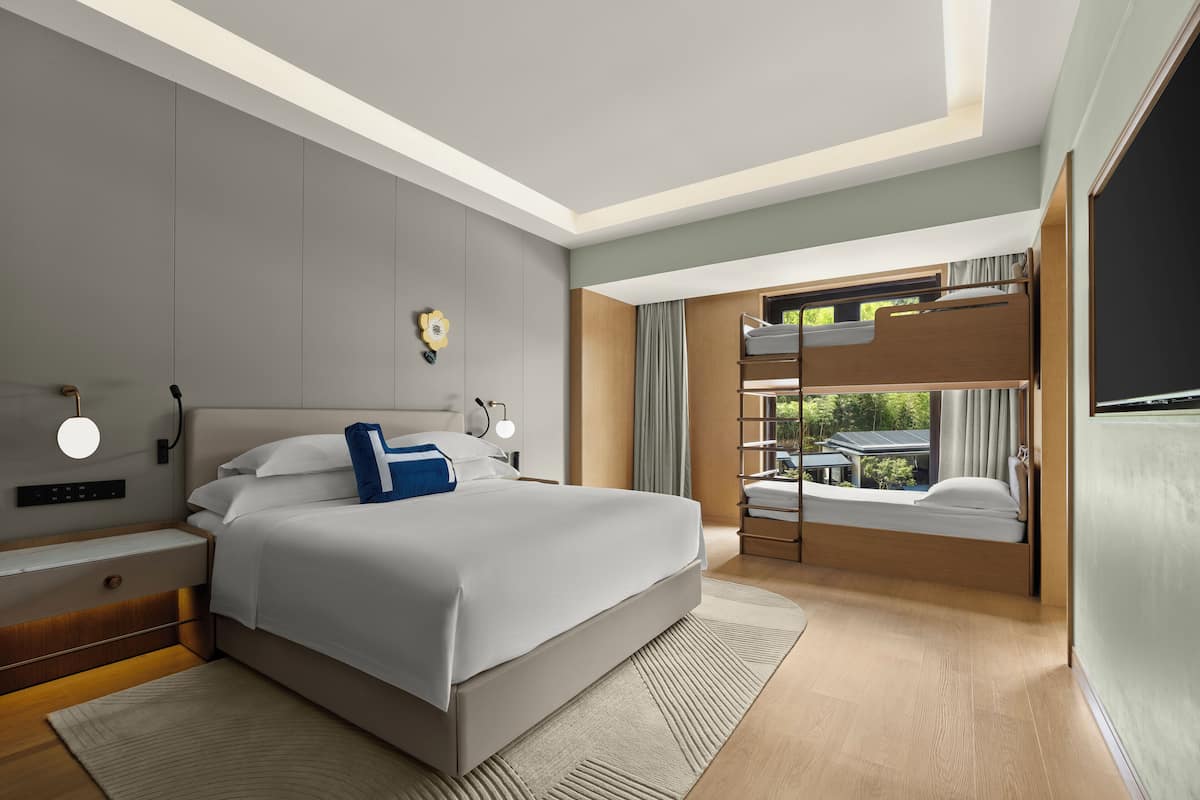 Suite Deluxe, vue jardin (Family) | Couette en duvet d'oie, mini-bar avec articles gratuits