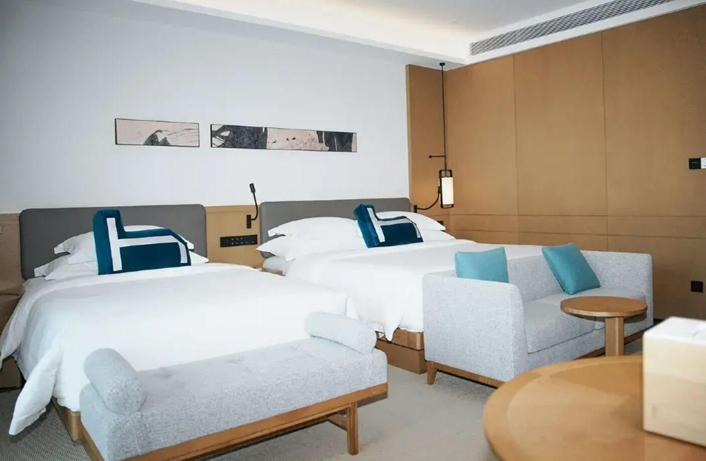 Cubrecamas y artículos del minibar gratis 