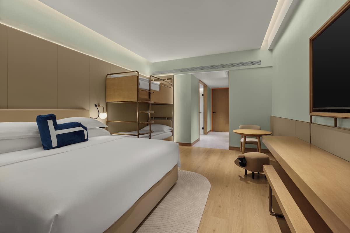 Chambre Familiale, vue jardin | Couette en duvet d'oie, mini-bar avec articles gratuits