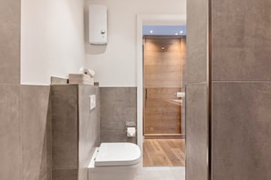 Dusj, hårføner og håndklær