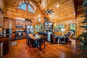 Kylskåp, mikrovågsugn, ugn och spishäll