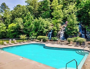 Alberca techada y alberca al aire libre