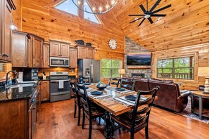 Fridge, microwave, oven, stovetop - Game Loft, Community Pools, Mini Golf (Sevierville)