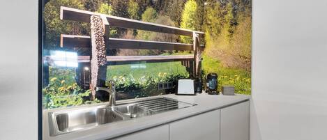 Een koelkast, een microgolfoven, een oven, een kookplaat