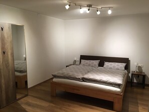 1 dormitorio, tabla de planchar con plancha, wifi gratis y ropa de cama