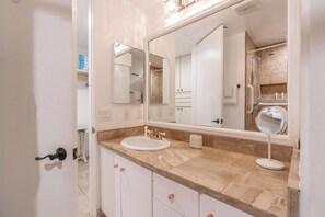 Haartrockner, Handtücher, Toilettenpapier