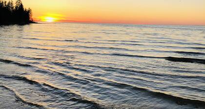 Private and secluded lakefront 15 minutes from Mackinaw City - Carp Lake