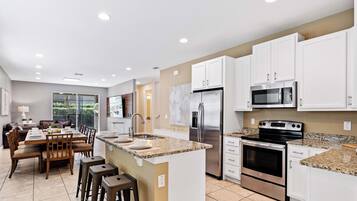 KĂŒhlschrank, Mikrowelle, Ofen, Herdplatte