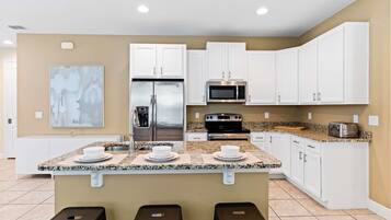 KĂŒhlschrank, Mikrowelle, Ofen, Herdplatte