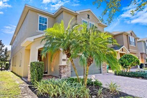 Exterior - 500 Luxurious 8BR Villa with Private Pool/Spa (Kissimmee)