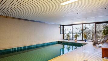 Una piscina techada, una piscina climatizada