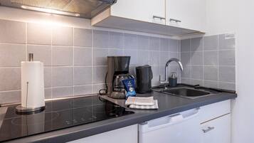 Geladeira, cooktop, cafeteira/chaleira, chaleira elétrica