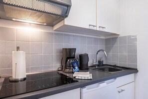 Fridge, stovetop, coffee/tea maker, electric kettle