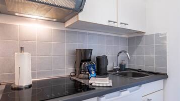 Refrigerador, parrilla de estufa, cafetera y tetera y tetera eléctrica