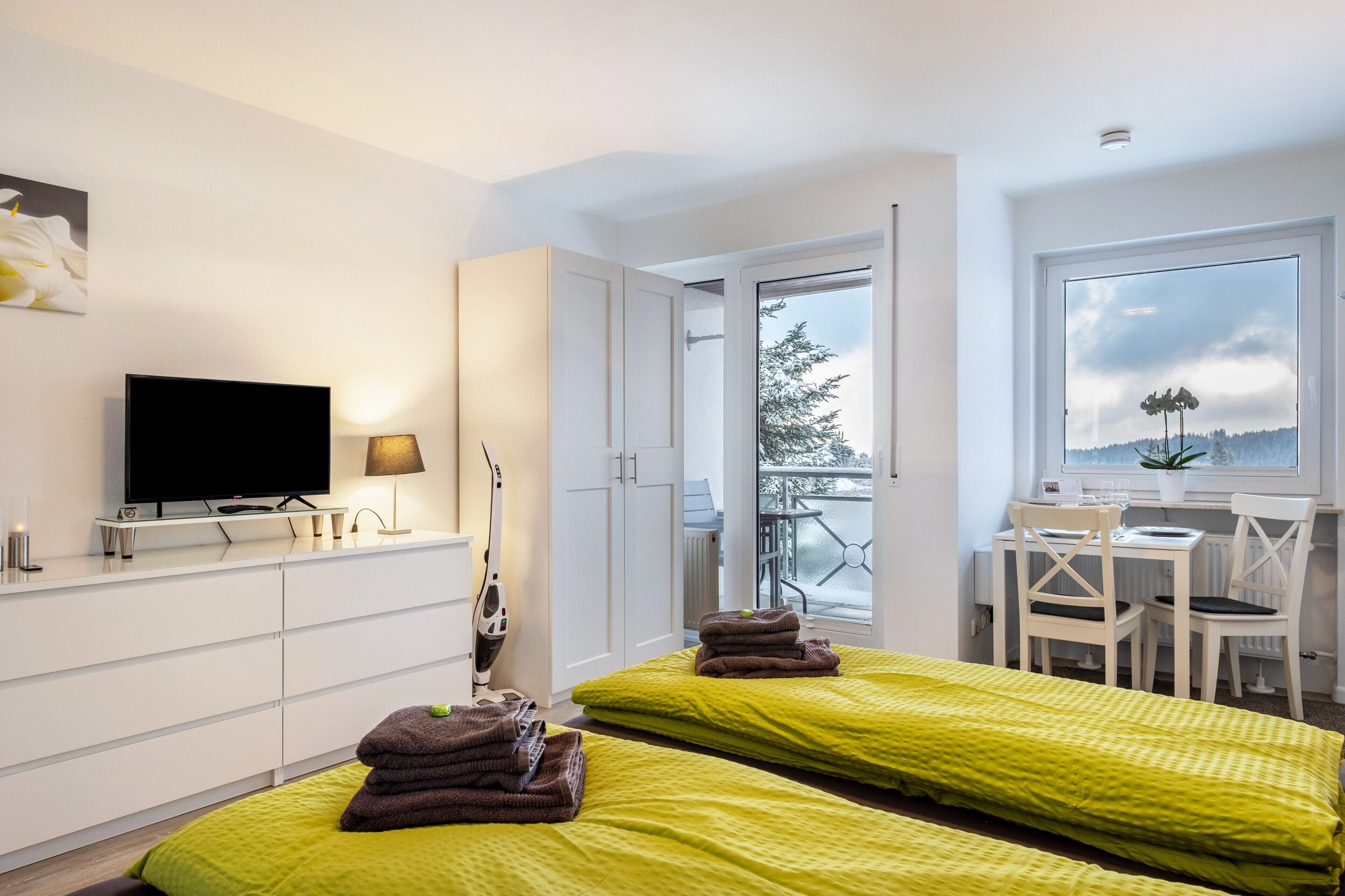 Tabla de planchar con plancha, wifi gratis y ropa de cama 