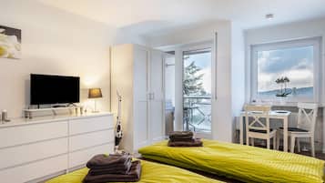 Tabla de planchar con plancha, wifi gratis y ropa de cama