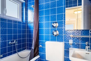 Shower, hair dryer, towels - Studio 'Schwarzwaldblick D with Pool' with Mountain View and Wi-Fi (Schönwald im Schwarzwald)