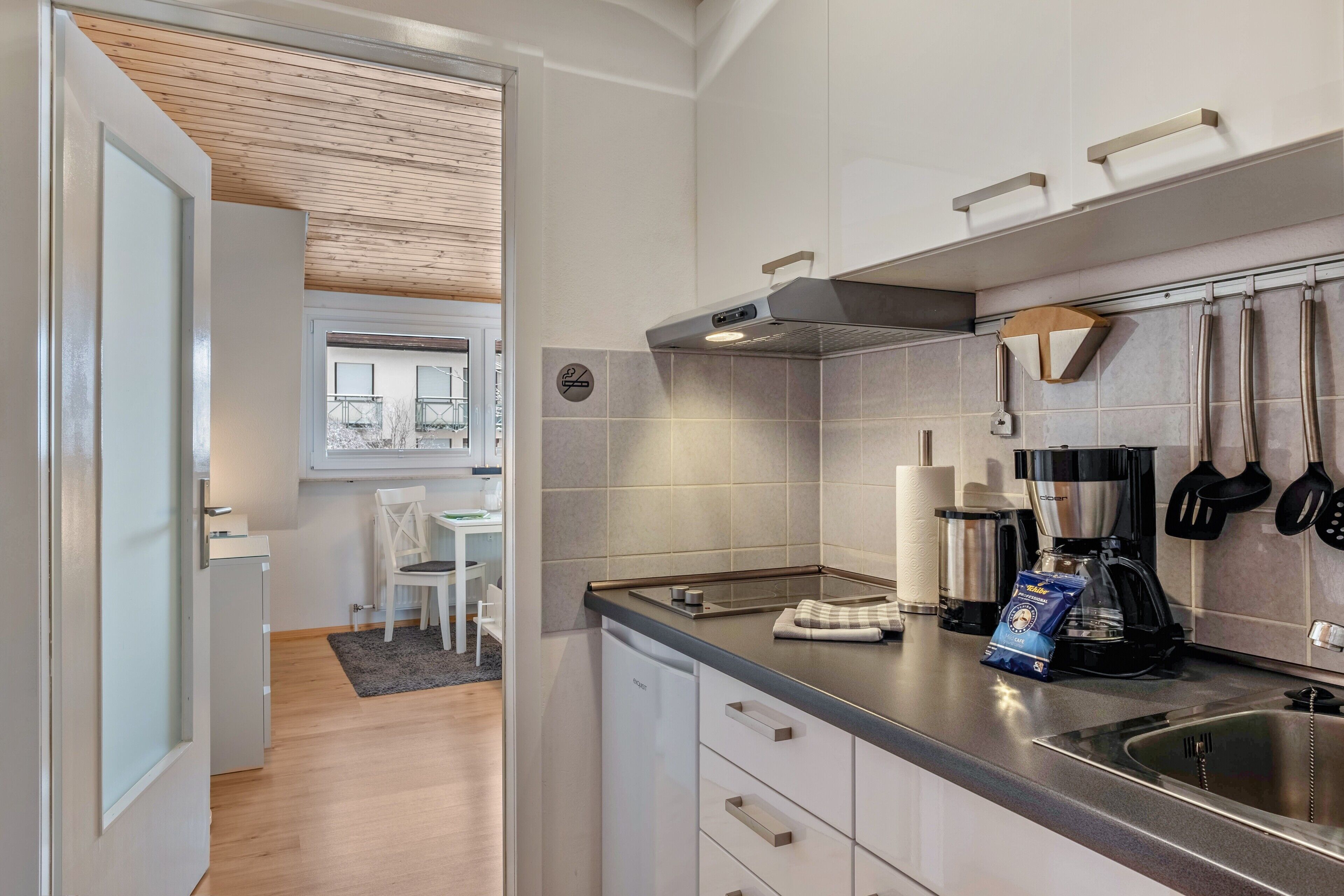 Refrigerador, parrilla de estufa, cafetera y tetera y tetera eléctrica 