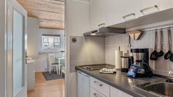 Refrigerador, parrilla de estufa, cafetera y tetera y tetera eléctrica