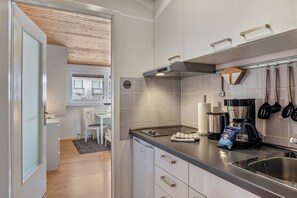 Kjøleskap, kokeplater, kaffetrakter/tekoker og vannkoker