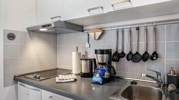 JÀÀkaappi, liesi, kahvin-/teenkeitin, vedenkeitin