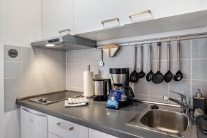 Fridge, stovetop, coffee/tea maker, electric kettle