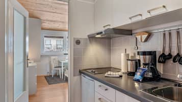 Refrigerador, parrilla de estufa, cafetera y tetera y tetera eléctrica