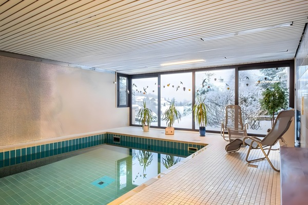 Una piscina cubierta, una piscina climatizada