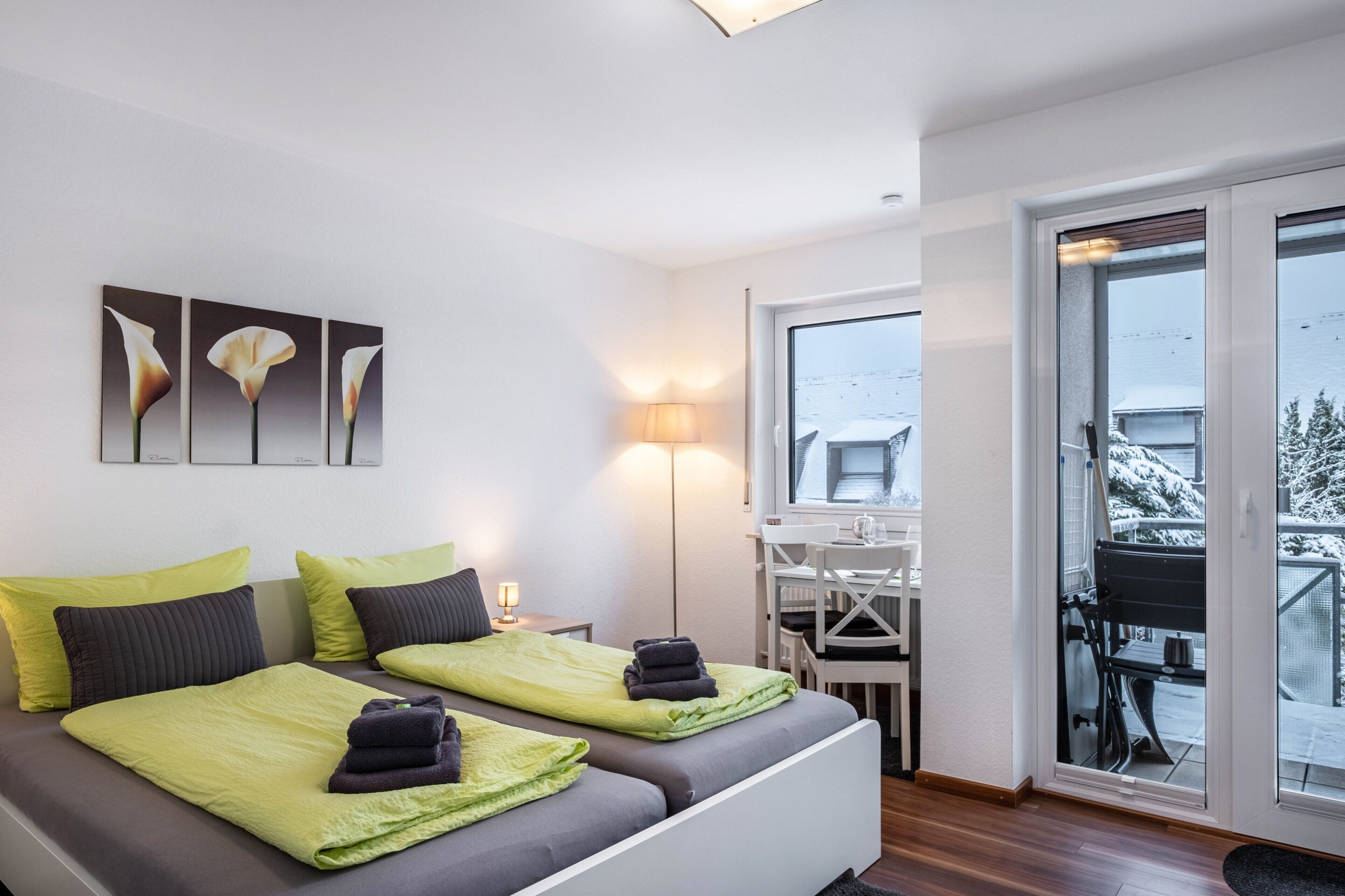 Tabla de planchar con plancha, wifi gratis y ropa de cama 