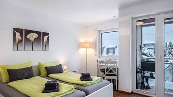 Tabla de planchar con plancha, wifi gratis y ropa de cama