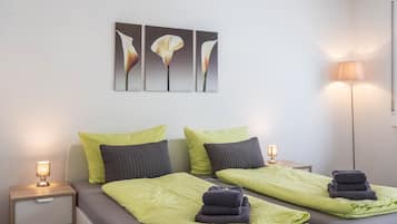 Tabla de planchar con plancha, wifi gratis, ropa de cama